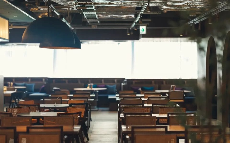 يقع في موقع مناسب على بعد رحلة واحدة فقط بالقطار الأحادي من شوري