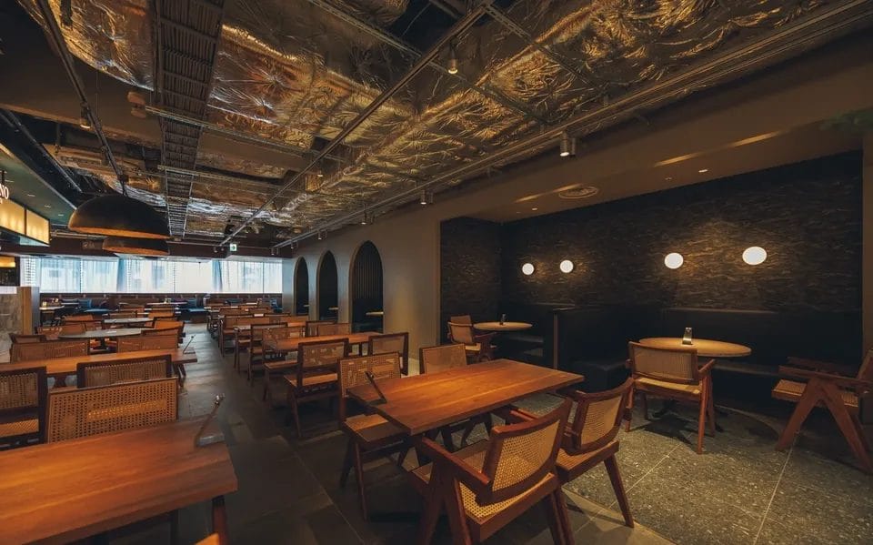 A spacious space with 350 seats where you can relax