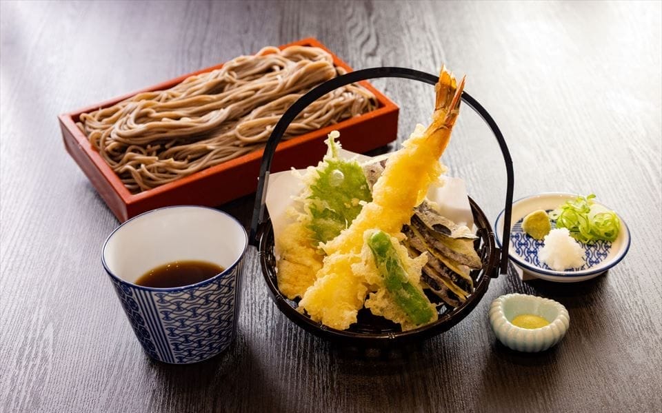 人気の十割蕎麦と揚げたての天婦羅