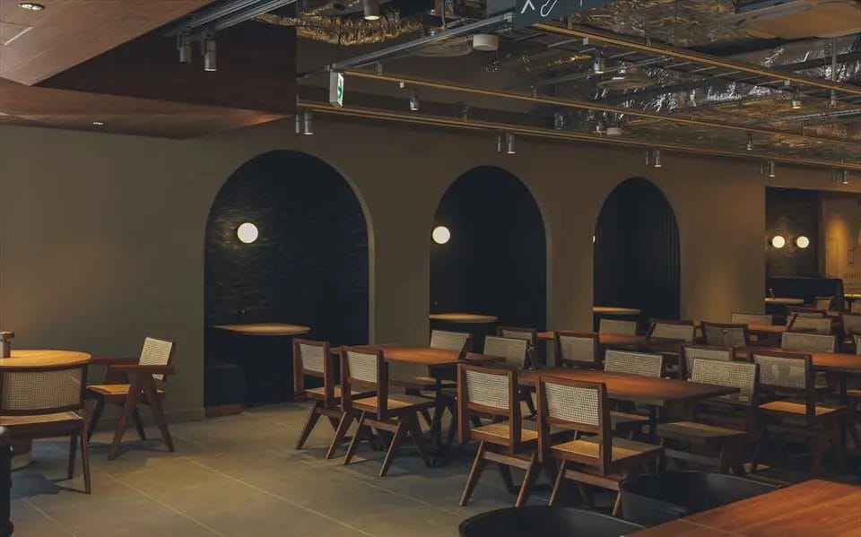 提供精緻的午餐和晚餐選擇